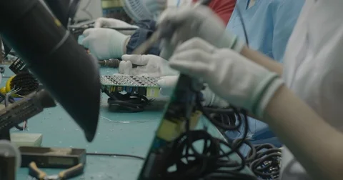 Workers soldering circuit board closeup 库存影片 73501481