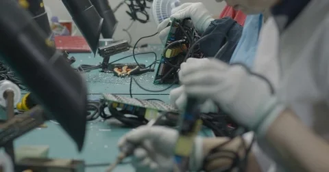 Workers soldering circuit board closeup Vidéo 73501488