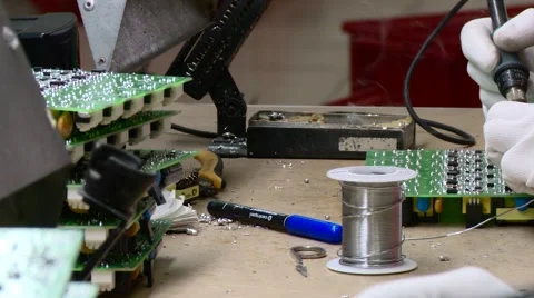 Workers soldering circuit board Vidéo 68502383