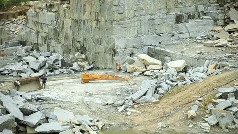 Workers in a stone quarry Видео 71381897