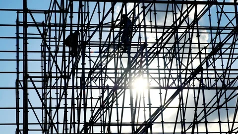 Workers at sunset builders assemble design. Silhouettes of men engineer worker Vídeos de archivo 109150135