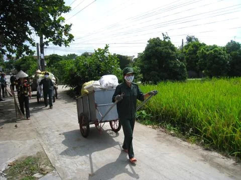 Workers sweep and collect garbage on the road Foto stock