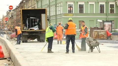 Workers sweep the road surface Видео 5105935