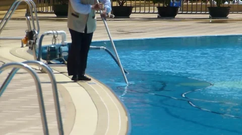 Workers swimming pool cleaning Vídeo Stock 65105881