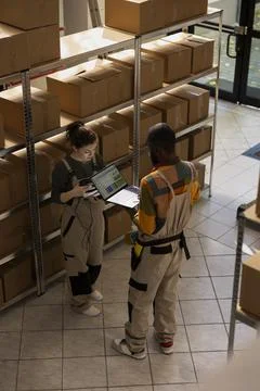 Workers team handling merchandise packaging for an e-business Stockfoto's