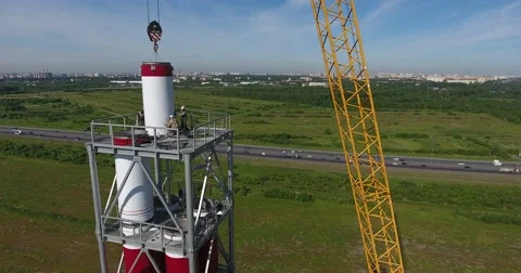 Workers on the top install pipe for gas power plant aerial shot Vidéo 68788443