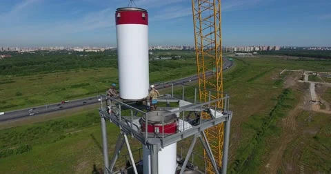 Workers on the top installing chimney pipe Vidéo 68788288