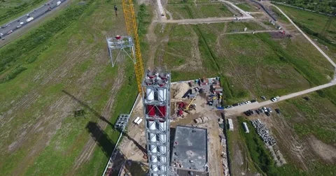 Workers on the top installs a chimney pipe segment for gas power plant Vidéo 68788337