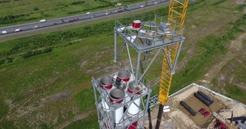 Workers on the top installs a chimney pipe for gas power plant Vidéo 68788342