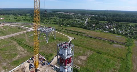 Workers on the top installs a chimney pipe segment for gas power plant Vidéo 68788363