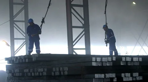 Workers transfer steel blocks 库存影片 47891940