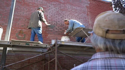 Workers Tuckpointing Mortar On The Old Brick Wall Of A Building In Boise, Video stock 129038109