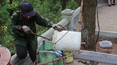 Workers, turpentine, hot day Stock-Footage 45919361