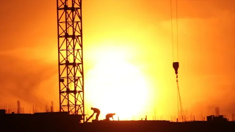 Workers under tower crane Video stock 155510086