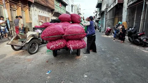 Workers Unloading Massive Onion Sacks At Pasar Pabean Видео 345156364