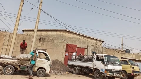 Workers Unloading Raw Materials At Industrial Area Street Kano Nigeria Vídeo Stock 326844207