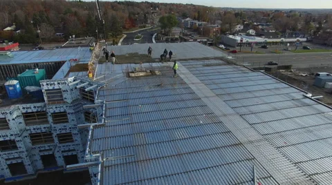 Workers using a concrete pump on a roof Video stock 64141191