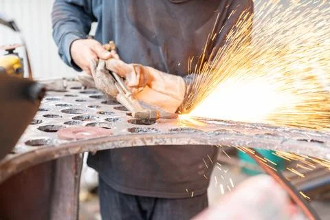Workers waer leather gloves while using oxy-fuel cutting torches. Foto stock