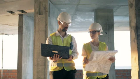 Workers walk in a building, looking at a laptop, close up. Vídeos de archivo 102073376