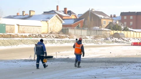 Workers walking to the construction site Video stock 86927079