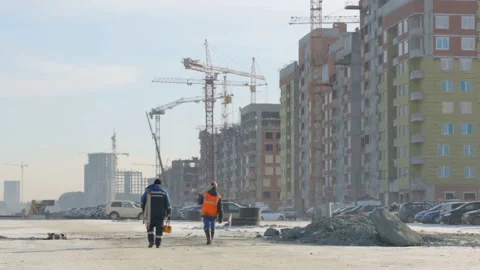 Workers walking to the construction site Video stock 86927087