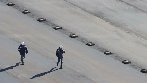 Workers walks across a large bridge under construction 스톡 동영상 162414230