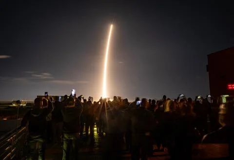 Workers watch from the Atlas Space Operations Center as the United 스톡 사진