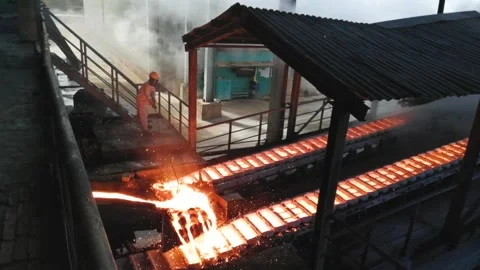 Workers wear high-temperature protective clothing to work at the blast furnace 스톡 동영상 130888702