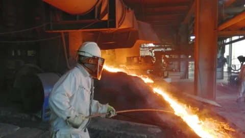 Workers wear high-temperature protective clothing to work at the blast furnace 스톡 동영상 130888735