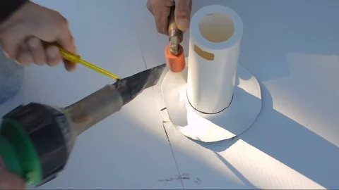 Workers weld the edges of thermoplastic polyolefin (TPO) Vídeo Stock 97918174