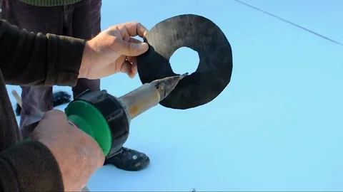Workers weld the edges of thermoplastic polyolefin (TPO) Vídeo Stock 97918387