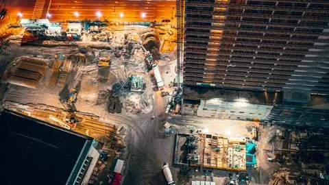 Workers Welding Building Skeleton. Processing Of Metal Structures Building Foto stock