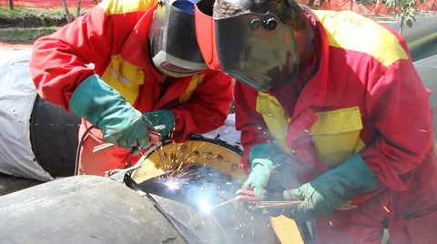 Workers welding pipe, teamwork Video stock 31205337