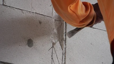 Workers were using a hammer drill to extract a concrete wall  Vídeo Stock 112948308