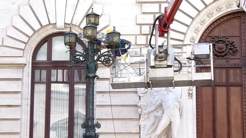 Workers at work cleaning a lamppost in front of Palazzo Madama, Rome Italy Stock Footage 118400733