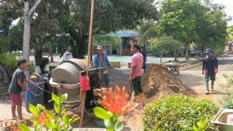 Workers working on road construction Stock Footage 322558464