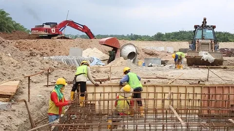 Workes doing works at the large scale of solar farm Stock Footage 96019466