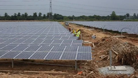 Workes doing works at the large scale of solar farm Stock-Footage 96020404