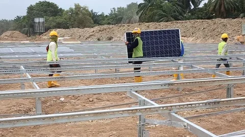 Workes doing works at the large scale of solar farm Stock Footage 96022821