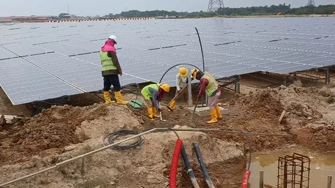 Workes doing works at the large scale of solar farm Stock Footage 96023620