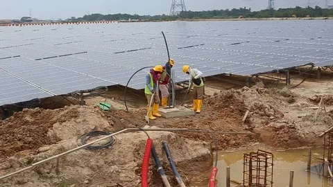Workes doing works at the large scale of solar farm Stock-Footage 96023852