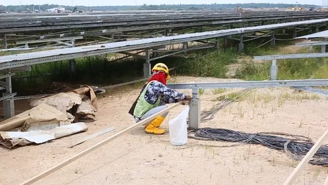 Workes doing works at the large scale of solar farm Stock-Footage 96024403
