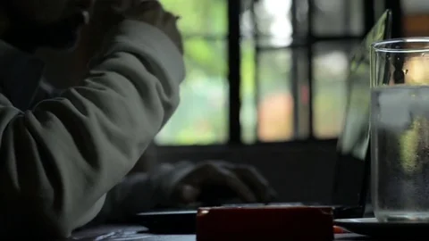 Working And Smoking 库存影片 85459208