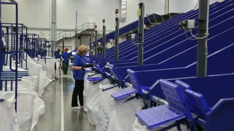 Working around conveyor 스톡 동영상 50907118