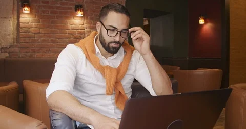 Working in Cafe Видео 109148927