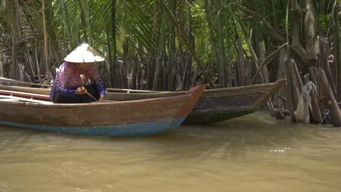 Working on a canoe in the Mekong Delta 스톡 동영상 81414381