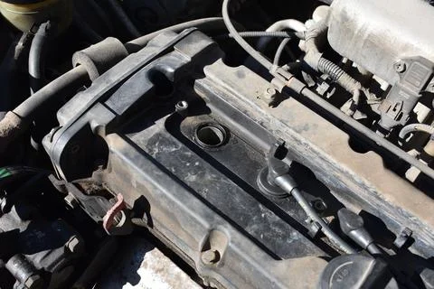 Working on Car Changing Spark Plugs on Four Cylinder Engine Fotos de archivo