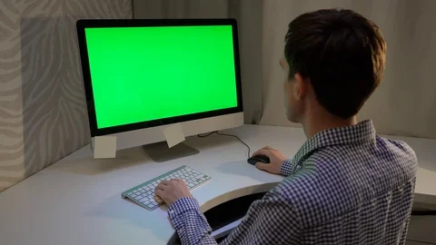 Working at a computer 库存影片 121120553