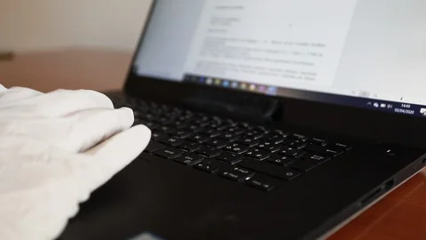 Working on the computer with sterile gloves during the covid-19 health emergency Video stock 127668520