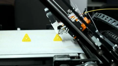 Working conveyor type 3D printer at festival of 3D printing. Automatic three Vidéo 237595233